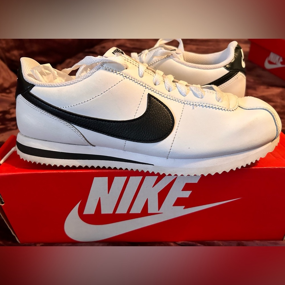Nike Men's Cortez classic white with black Cortez size 8.5 excellent condition
